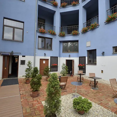 布里奥尼套房酒店